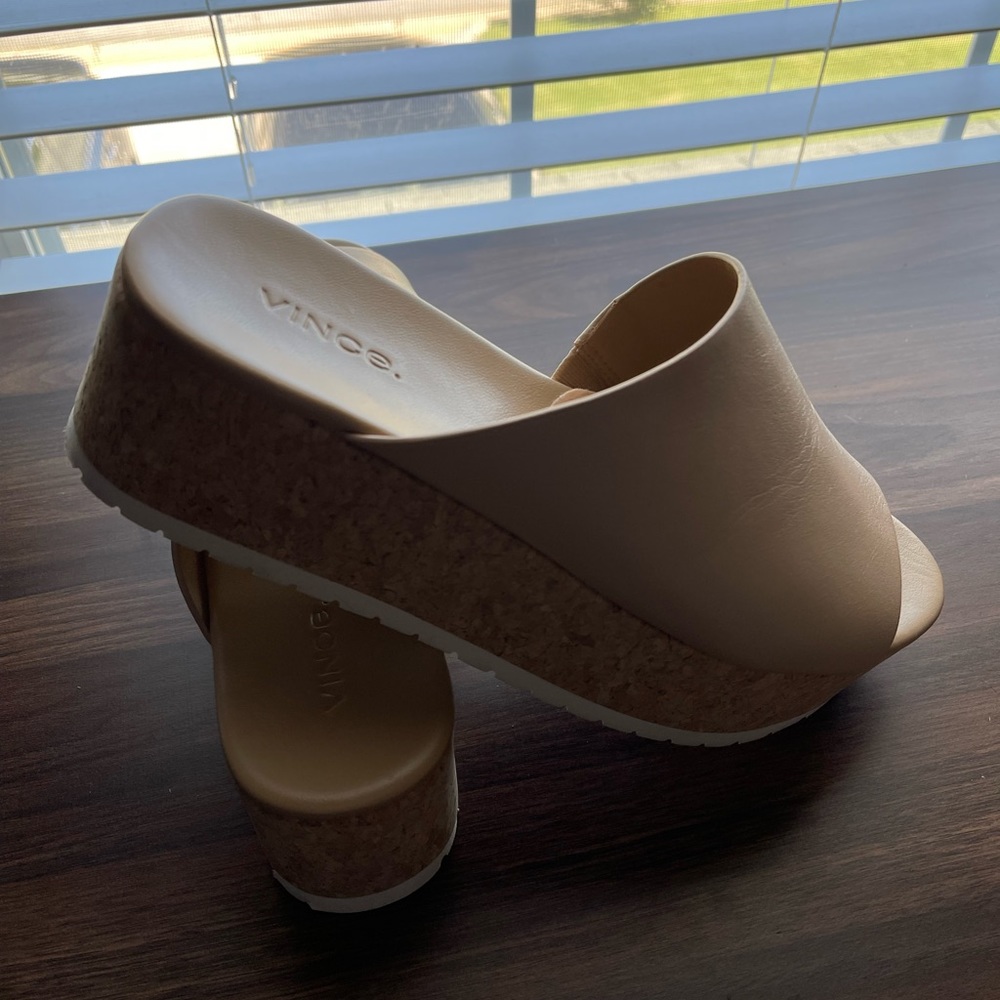 Vince wedge clog almost new condition